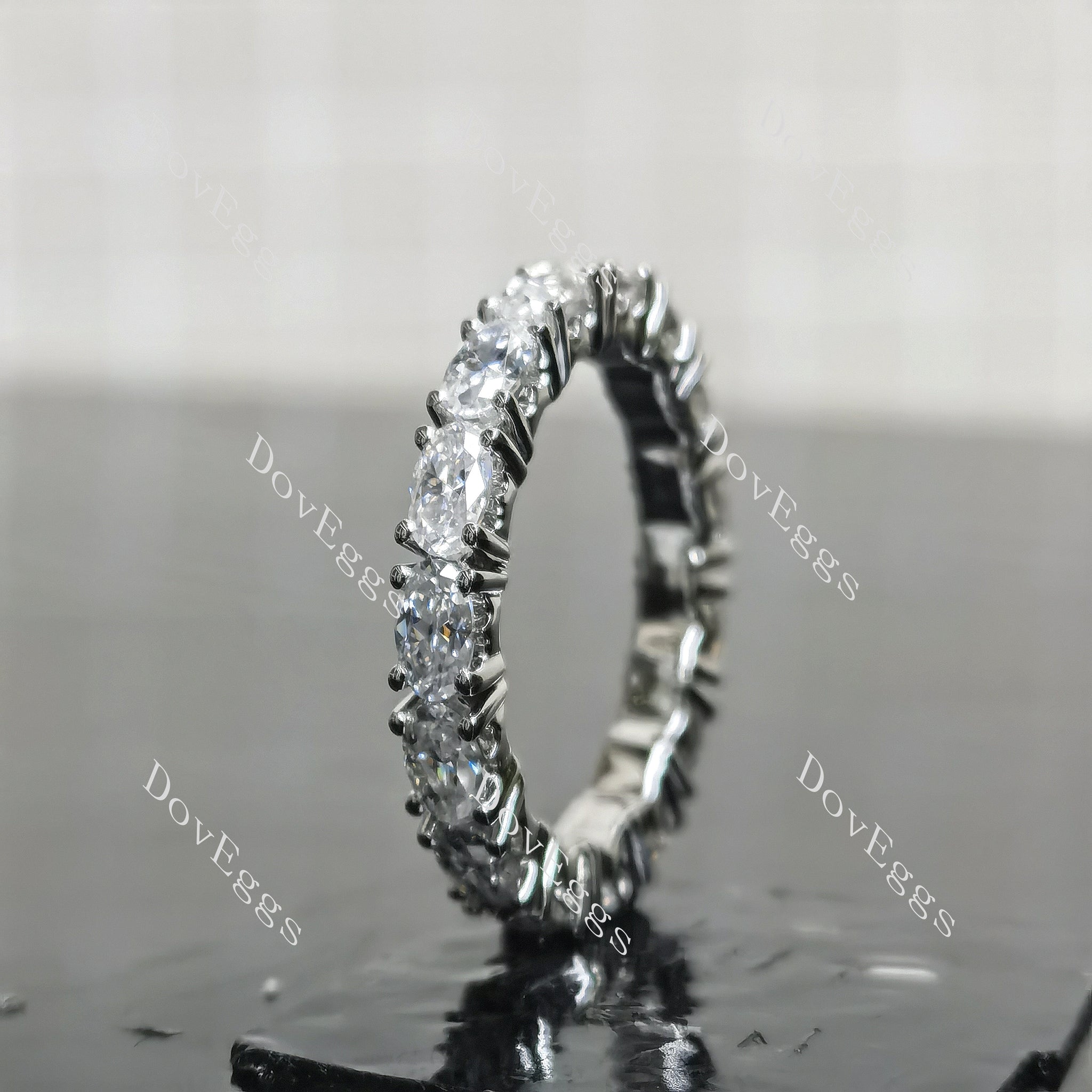 (size 8) Doveggs sterling silver 0.3ct oval moissanite wedding band