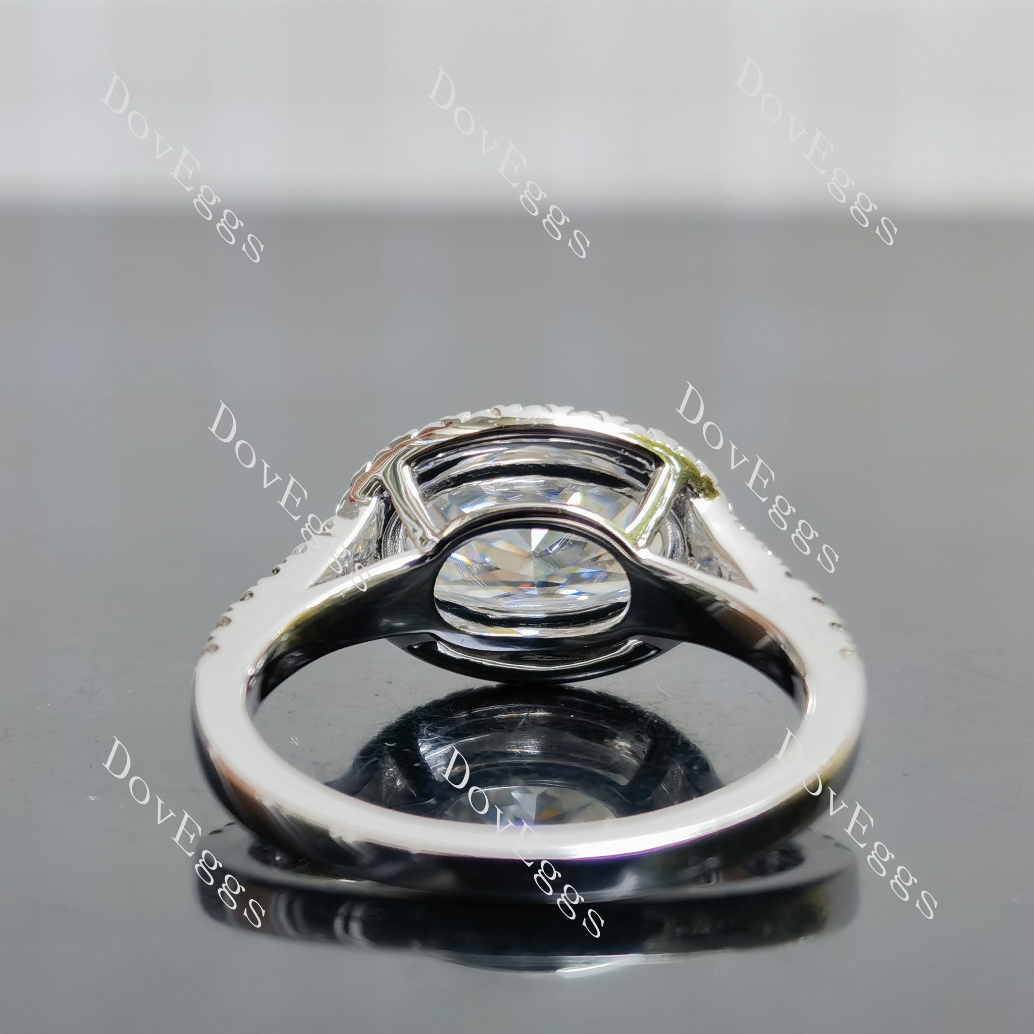 Doveggs oval halo moissanite engagement ring