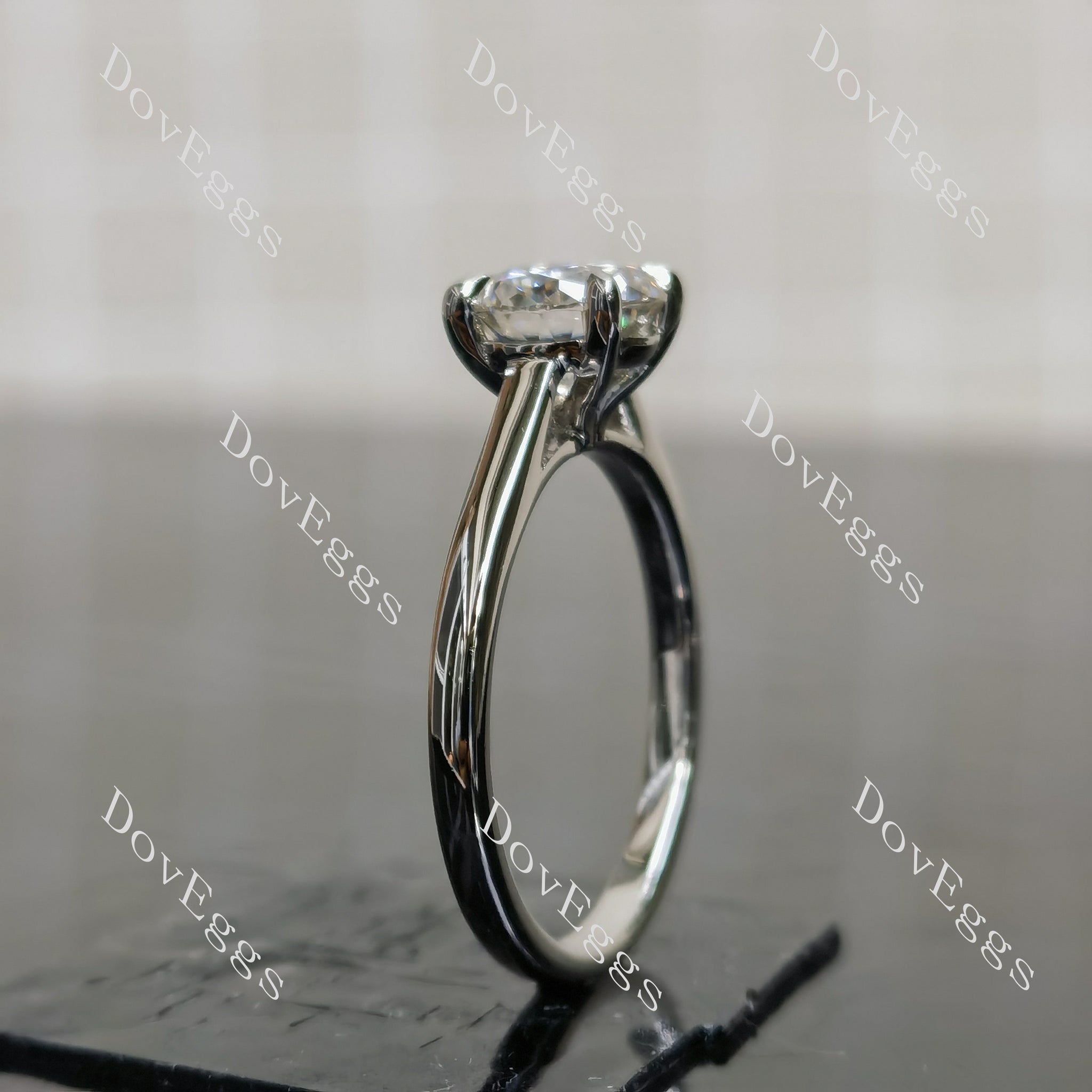 (size 8) Doveggs sterling silver 1.5ct Round moissanite engagement ring
