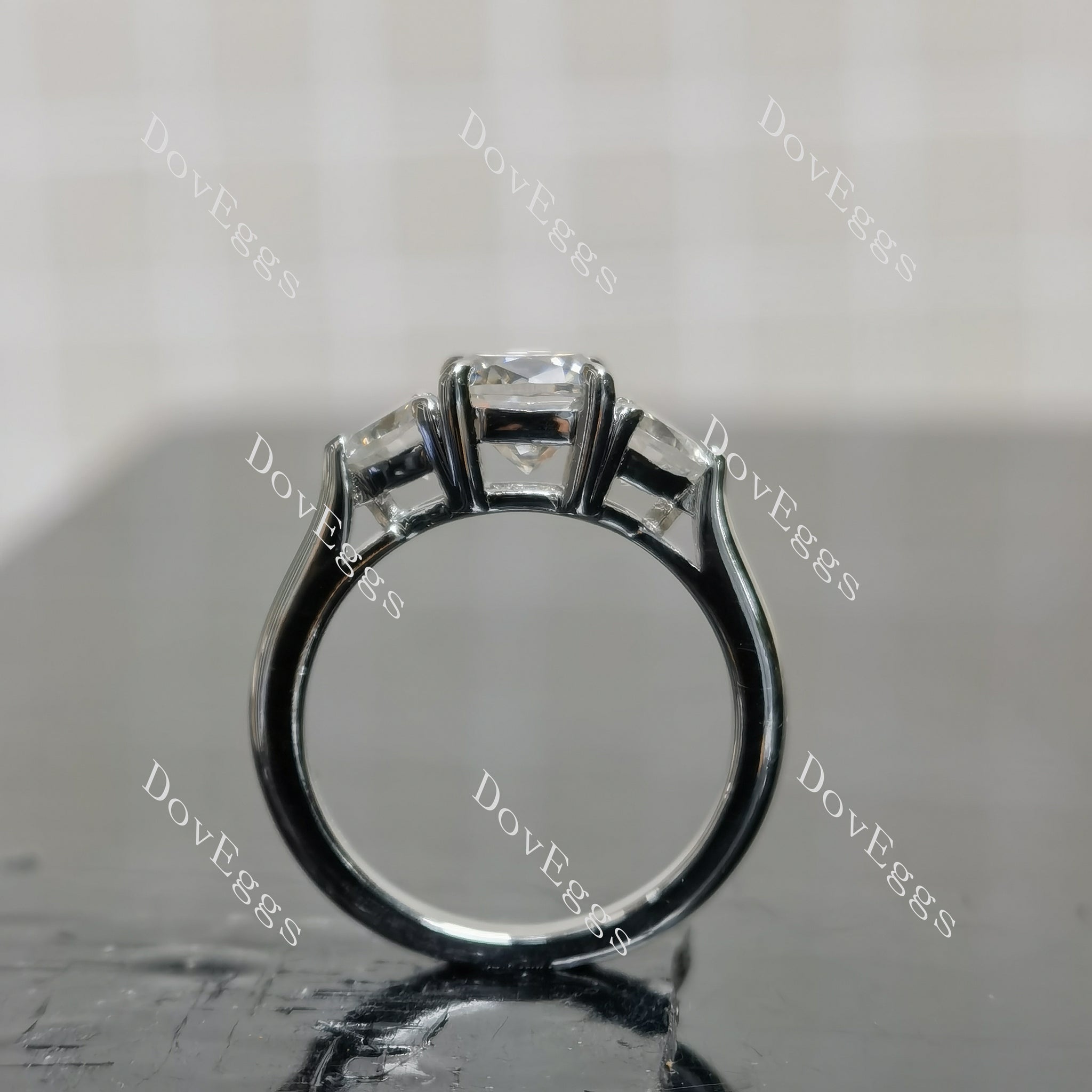 (size 4) Doveggs sterling silver 1ct cushion moissanite engagement ring