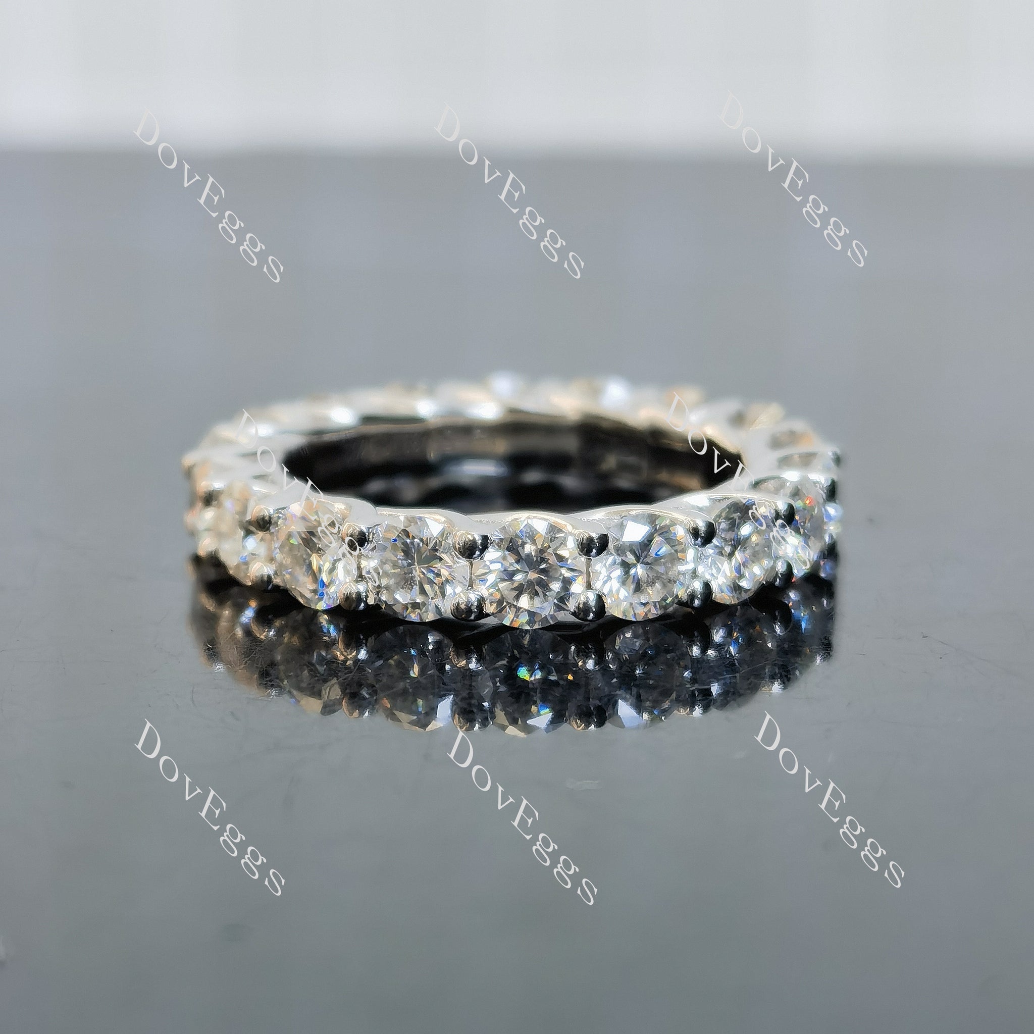 (size 7.5) Doveggs sterling silver round moissanite wedding band