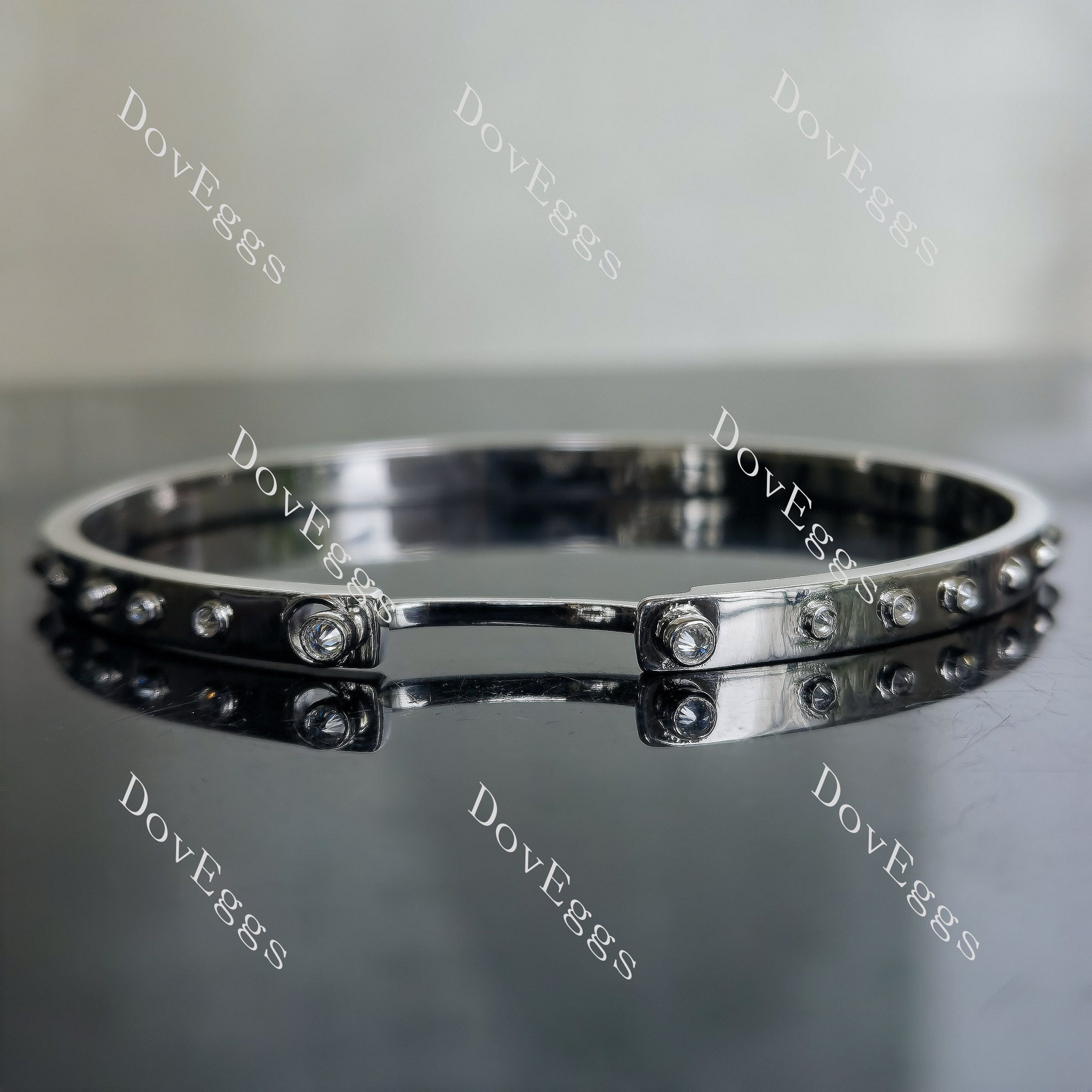 Doveggs round moissanite bangle/bracelet