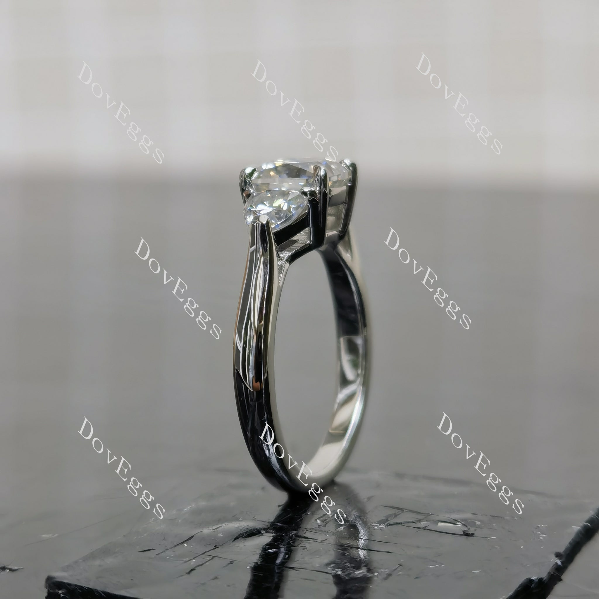 (size 4) Doveggs sterling silver 1ct cushion moissanite engagement ring