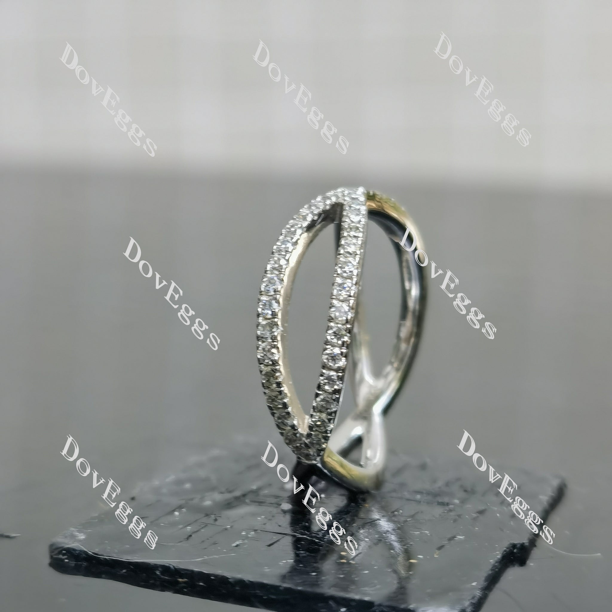 (size 5) Doveggs sterling silver round moissanite wedding band
