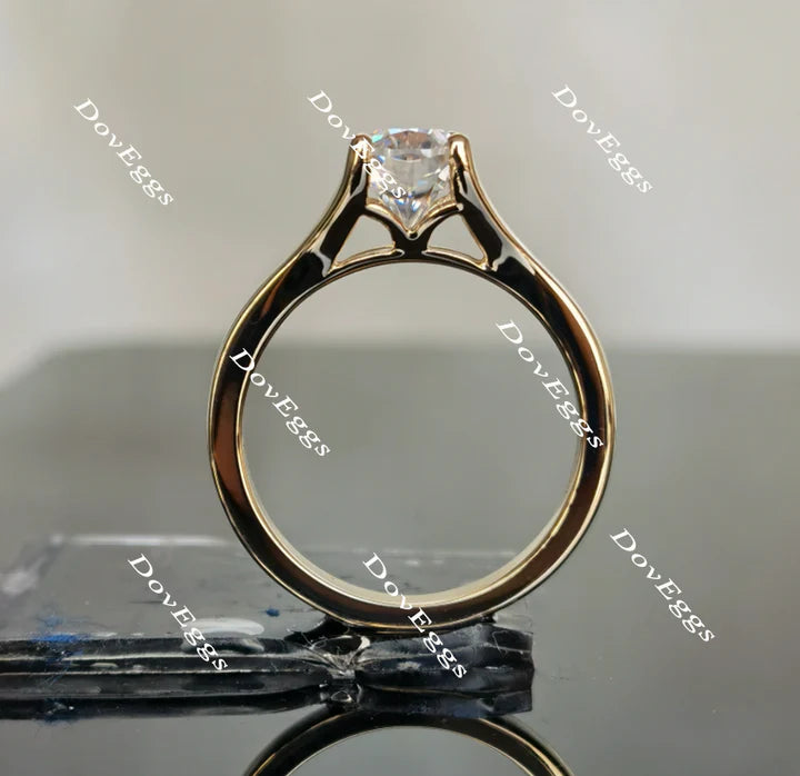 Dolitaire oval moissanite ring