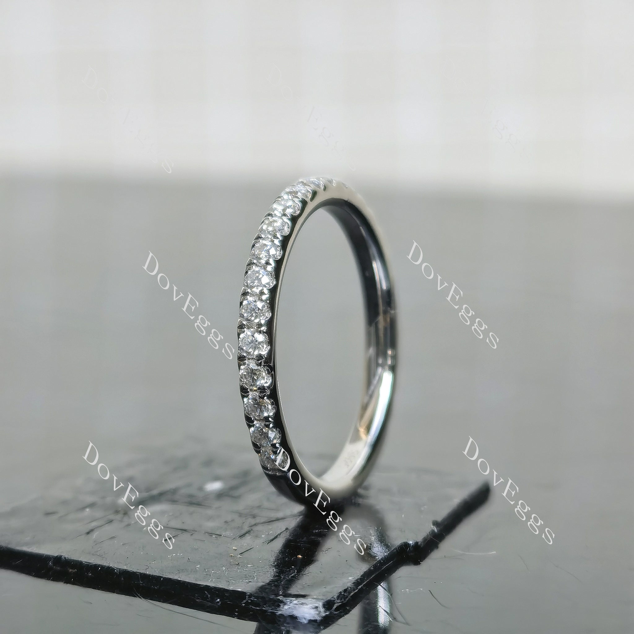 (size 7) Doveggs sterling silver round moissanite wedding band