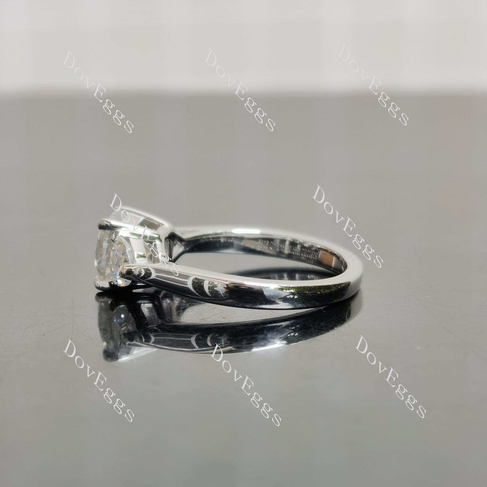 (size 4) Doveggs sterling silver 1ct cushion moissanite engagement ring