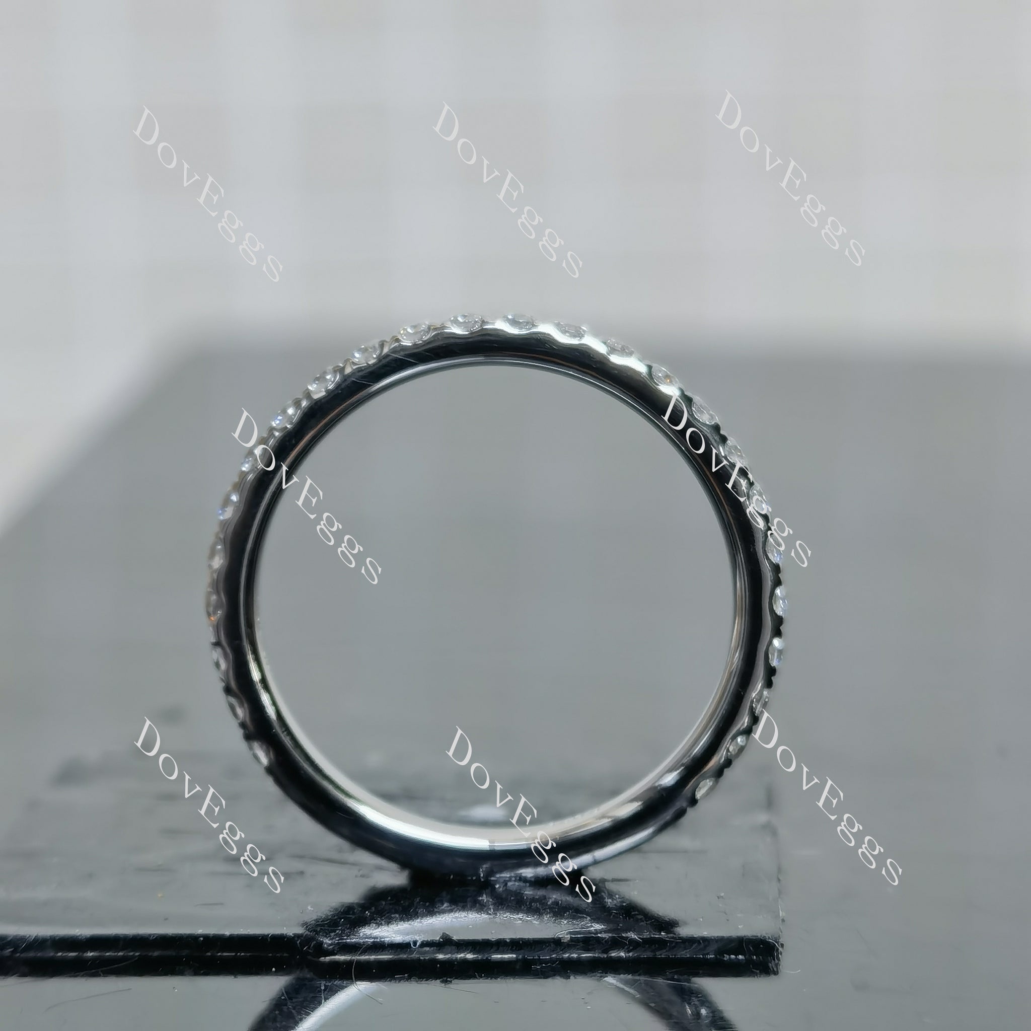(size 7) Doveggs sterling silver round moissanite wedding band