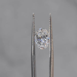 "Sunlight video showing 2.011ct oval cut diamond's D color fire"