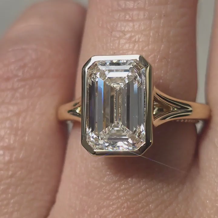 DovEggs emerald moissanite ring sparkling in sunlight video.