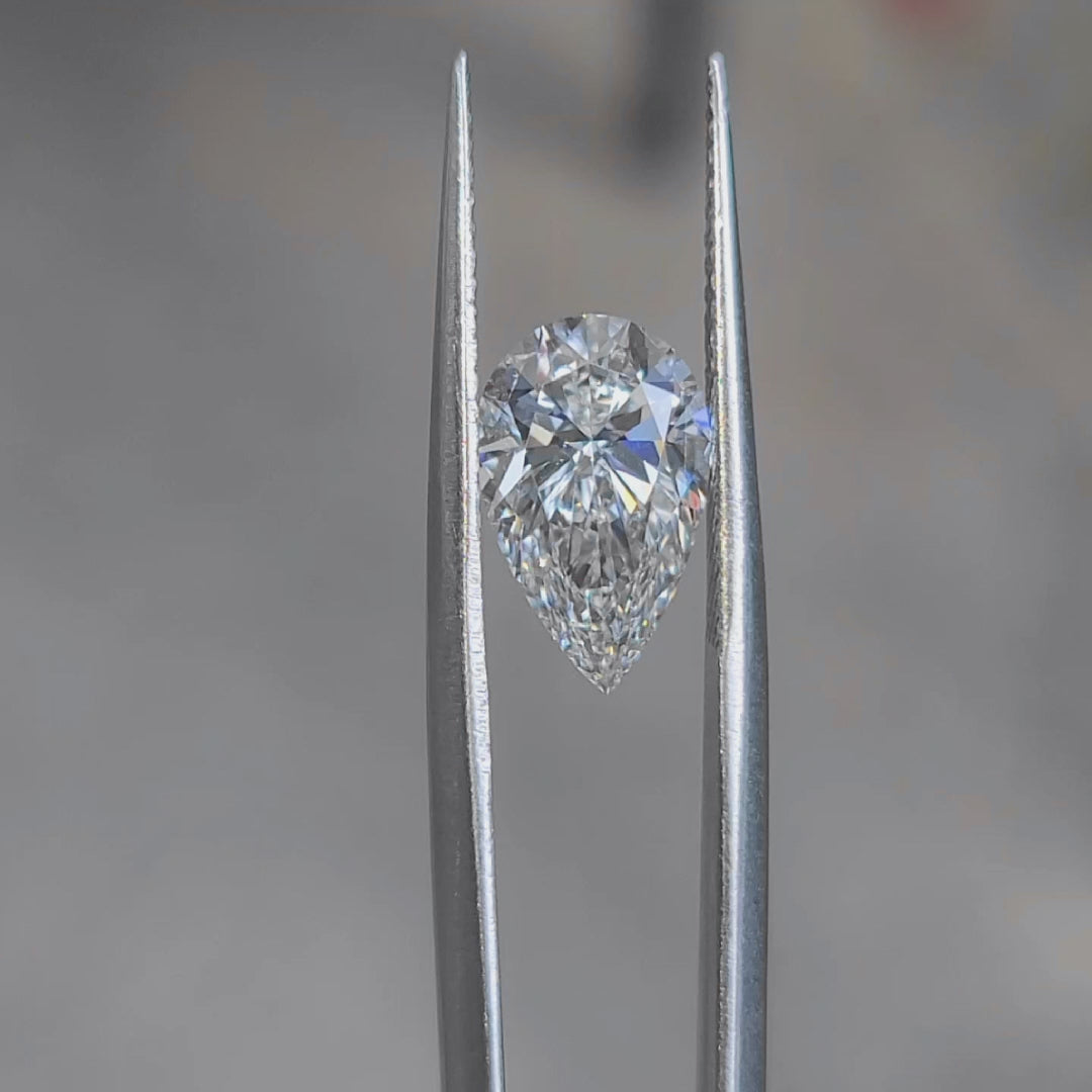 Outdoor sparkle video of 2.82ct pear G color VS1 diamond