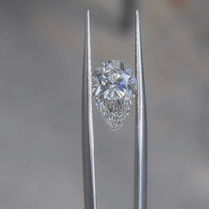 Outdoor sparkle video of 2.82ct pear G color VS1 diamond