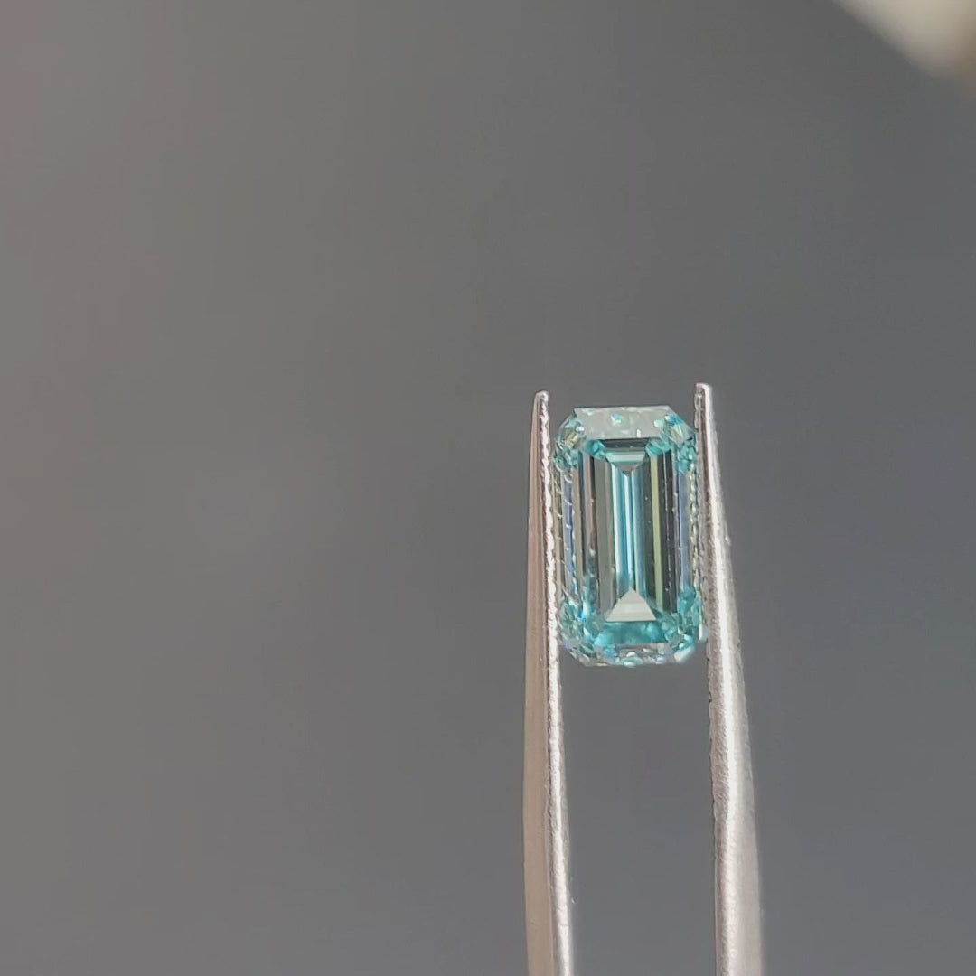 "Sunlit video of 3.03ct emerald cut's aquamarine-like color and hall-of-mirrors effect"