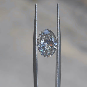 Sunlight video of 3.51ct oval H color SI1 diamond's impressive size