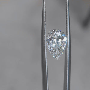Outdoor video capturing 3.018ct pear D color VVS2 diamond's teardrop sparkle