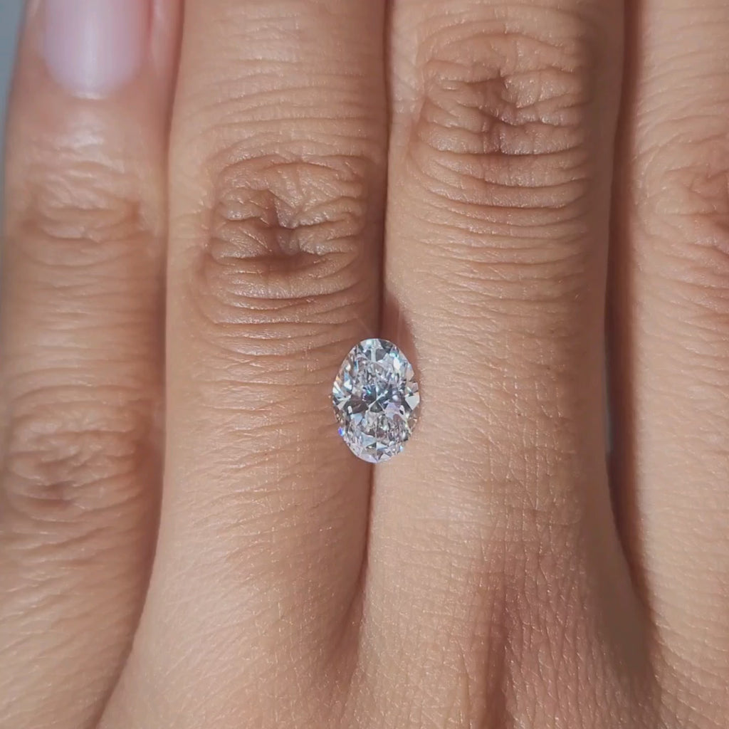 Modeled video of 1.03ct oval diamond under evening indoor lights