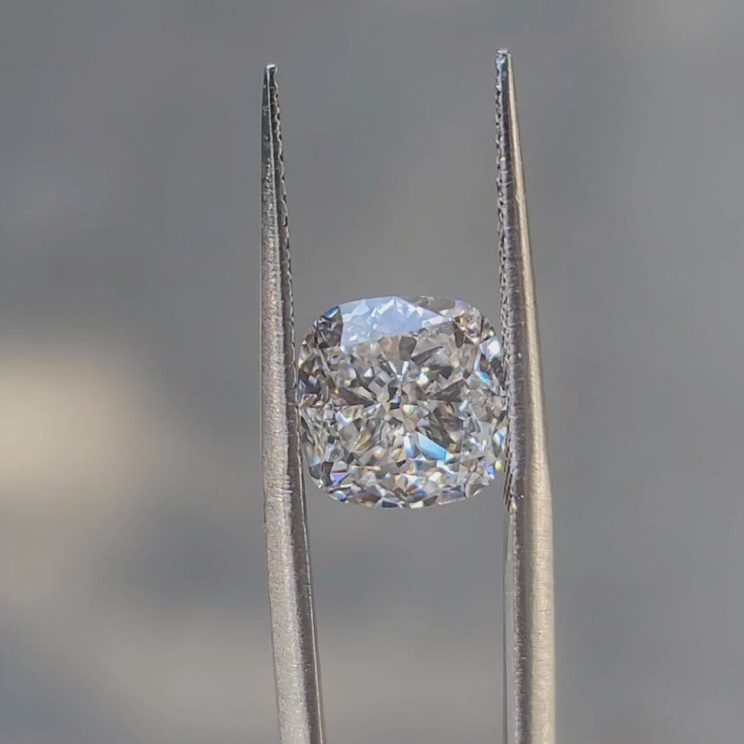 "Sunlight video showing 3.863ct cushion cut diamond's chunky facets"