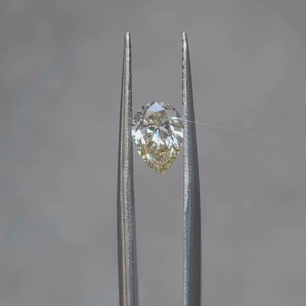 Sunlight video of 1.077ct pear cut's yellow saturation