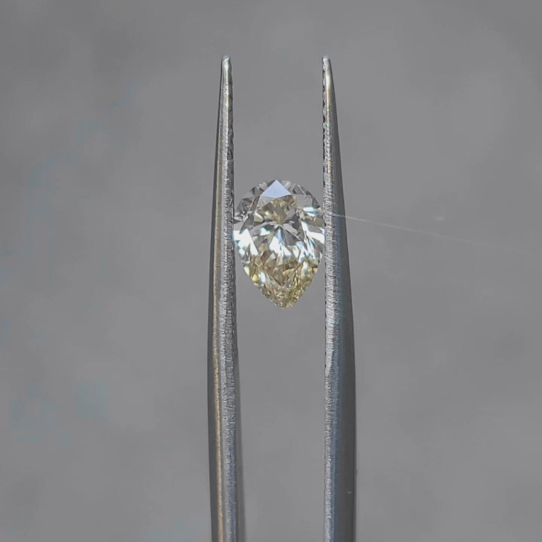 Sunlight video of 1.077ct pear cut's yellow saturation