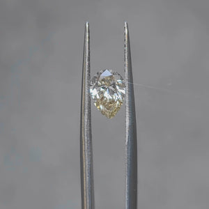 Sunlight video of 1.077ct pear cut's yellow saturation