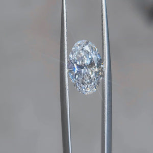 Outdoor video showcasing 2.667ct oval cut's D color purity and fire