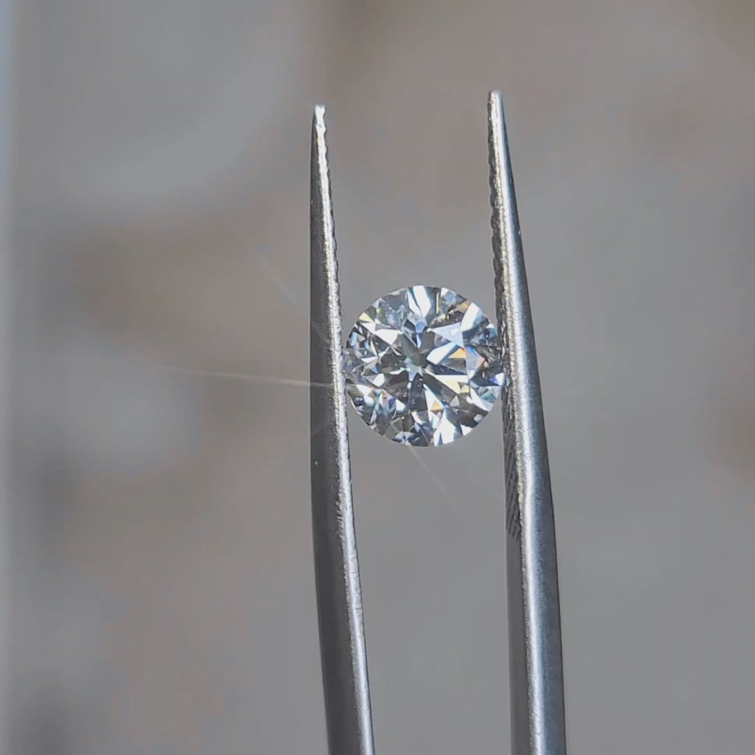 Sunlight video of 1.500ct round cut's fire and E color brilliance