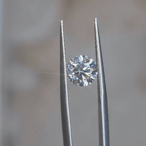 Sunlight video of 1.500ct round cut's fire and E color brilliance