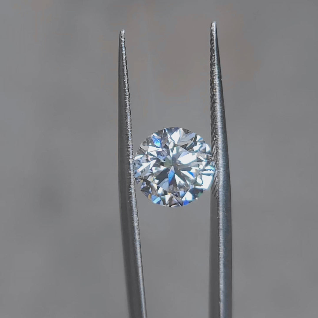Sunlight video of 3.013ct round E color VVS1 diamond's classic brilliance