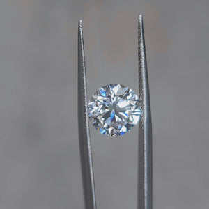Sunlight video of 3.013ct round E color VVS1 diamond's classic brilliance