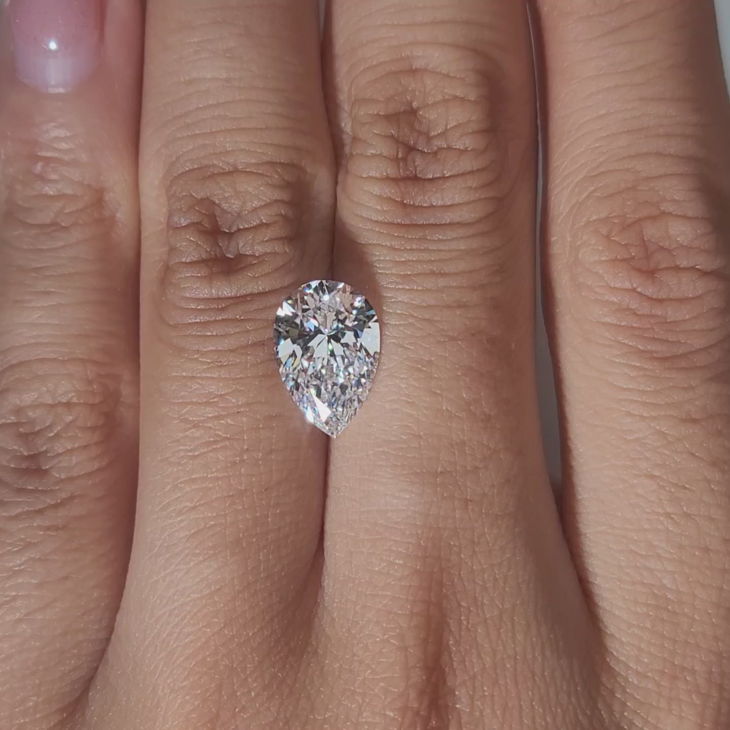 Close-up of pear cut's excellent lab diamondsymmetry