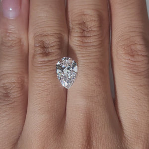 Close-up of pear cut's excellent lab diamondsymmetry