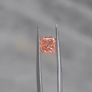 Outdoor video of 1.535ct radiant cut's pink-orange hue and fire dispersion