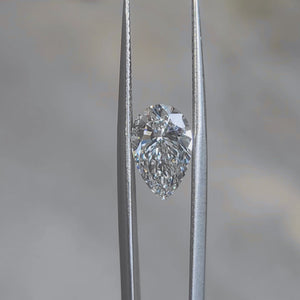 Sunlit video highlighting 2.50ct pear G color VS1 diamond's teardrop shape