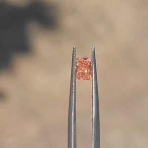 Sparkle video of 0.627ct radiant cut's vivid pink hue