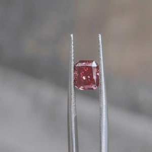 Sunlight video showing 1.540ct radiant cut's vivid pink hue and excellent brillianc
