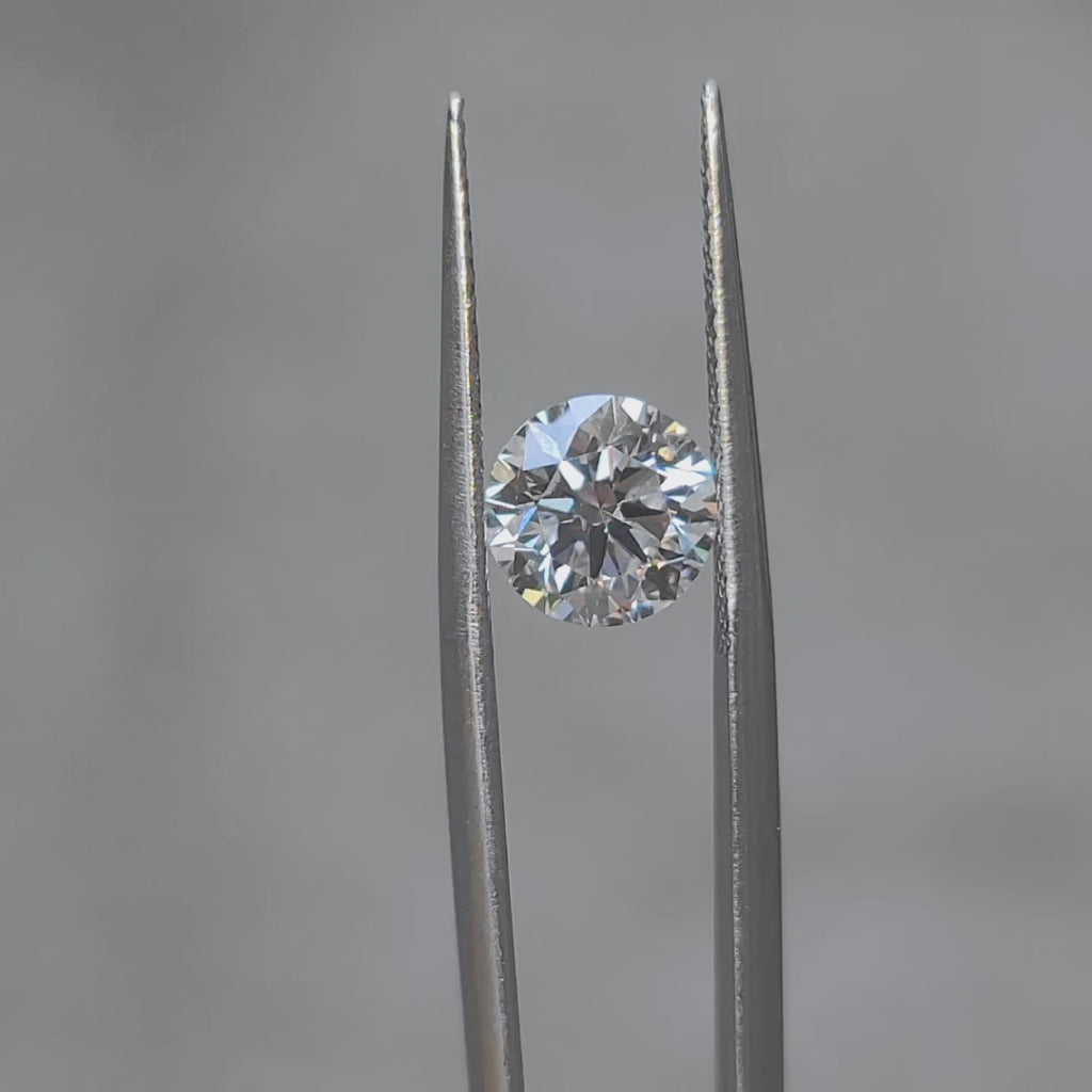 Sunlight video of 2.076ct round diamond's exceptional sparkle 