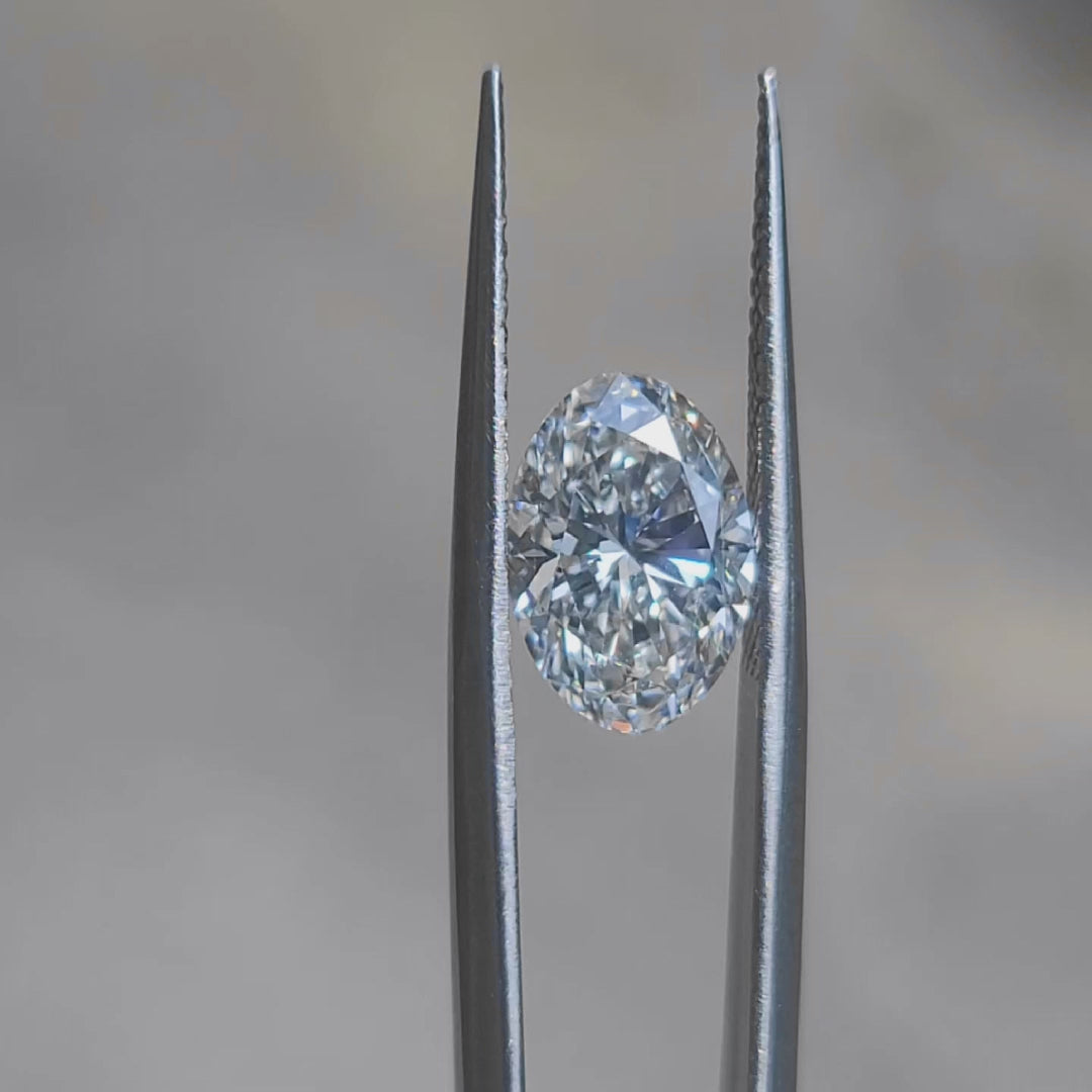 Outdoor sparkle video of 3.18ct oval G color VS2 diamond
