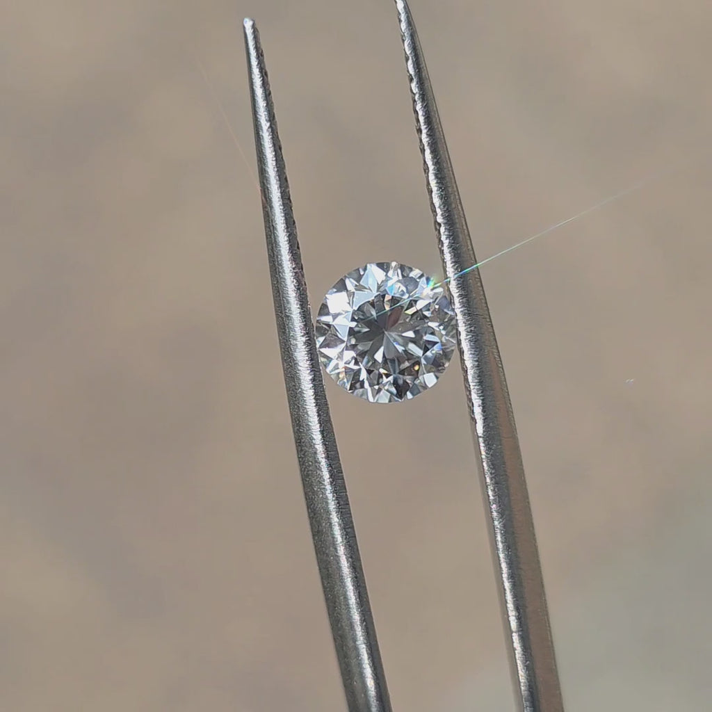 Sunlight showcases the brilliance of a 1.06ct Crown Arrow Cut™ lab diamond.