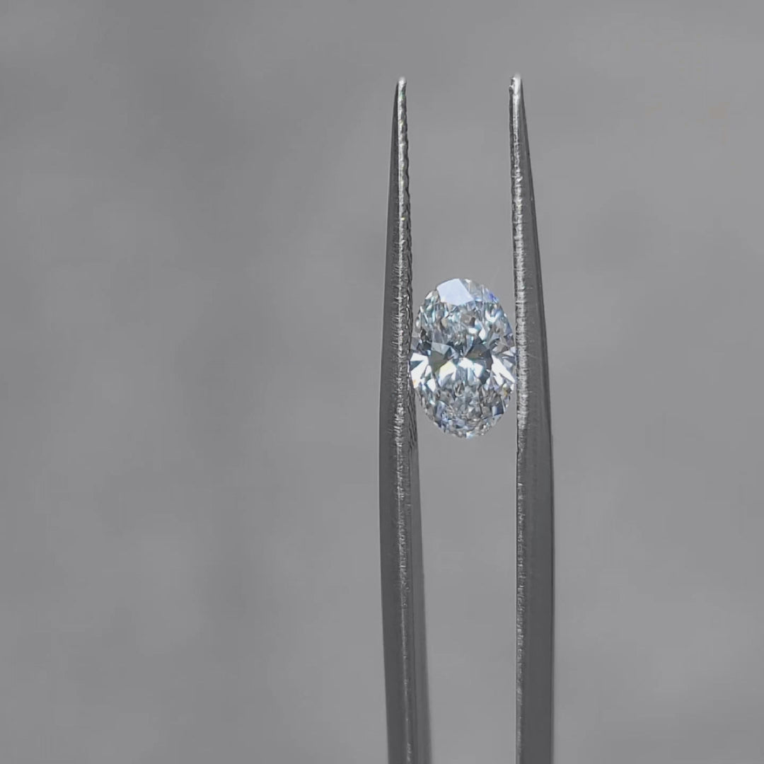 Outdoor video of 1.03ct oval lab diamond's light performance