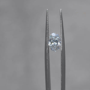 Outdoor video of 1.03ct oval lab diamond's light performance