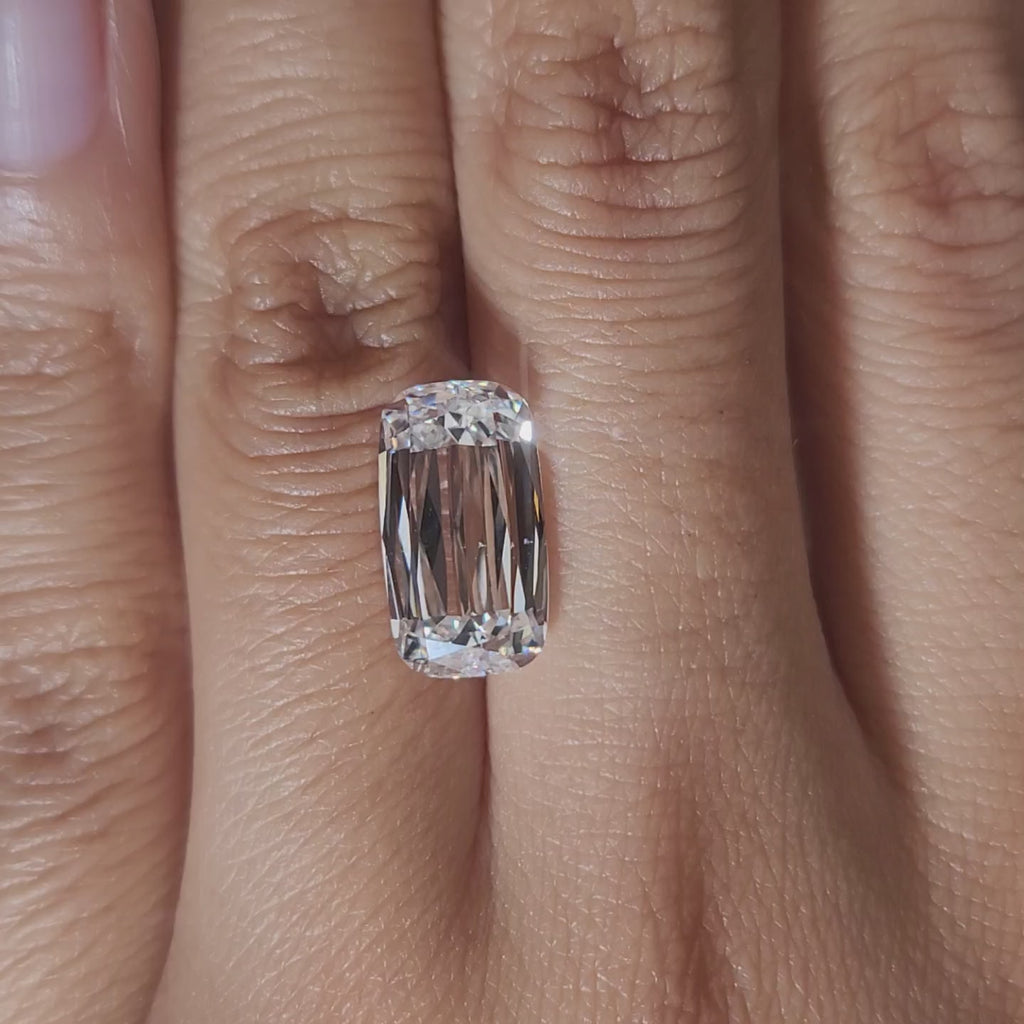Hand-modeled video showing 5.114ct diamond's face-up size