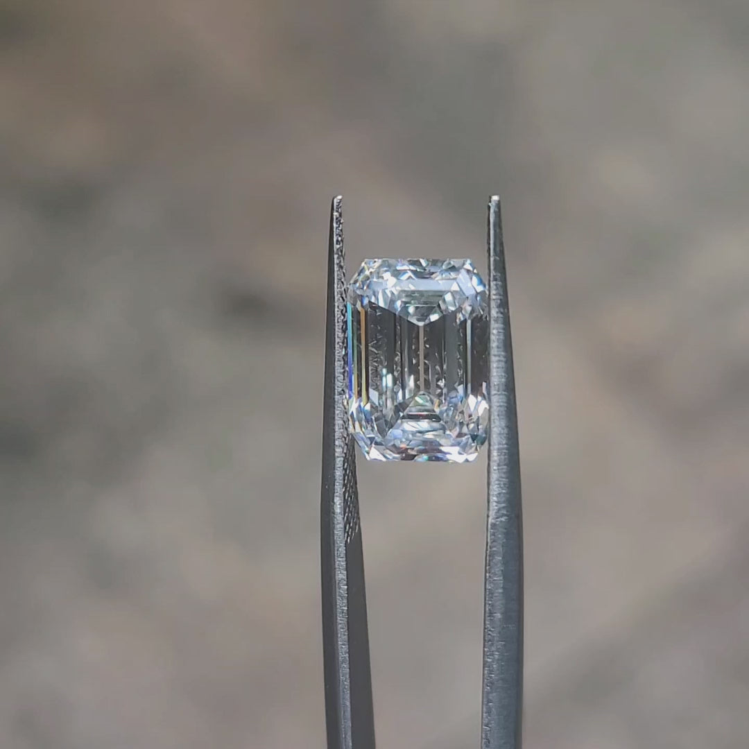 360° video of 5.215ct old emerald cut's step facets in sunlight