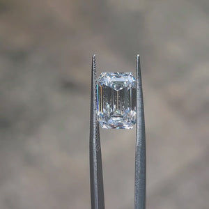360° video of 5.215ct old emerald cut's step facets in sunlight