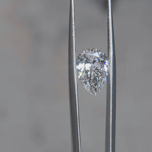 Sunlight video highlighting 3.032ct pear E color VVS2 diamond's elegant silhouette
