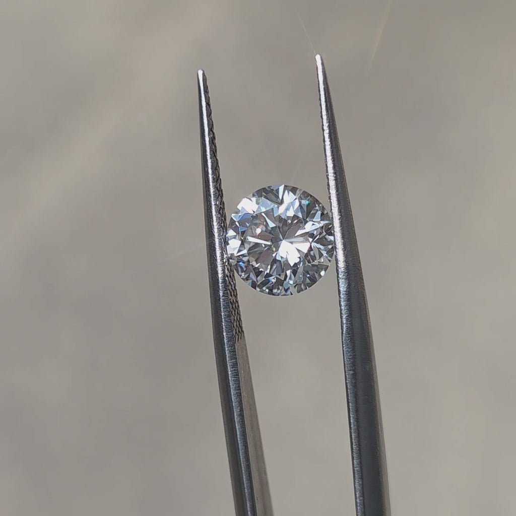 Sunlight enhances the brilliance of a 2.10ct D color Crown Arrow Cut™ lab diamond.