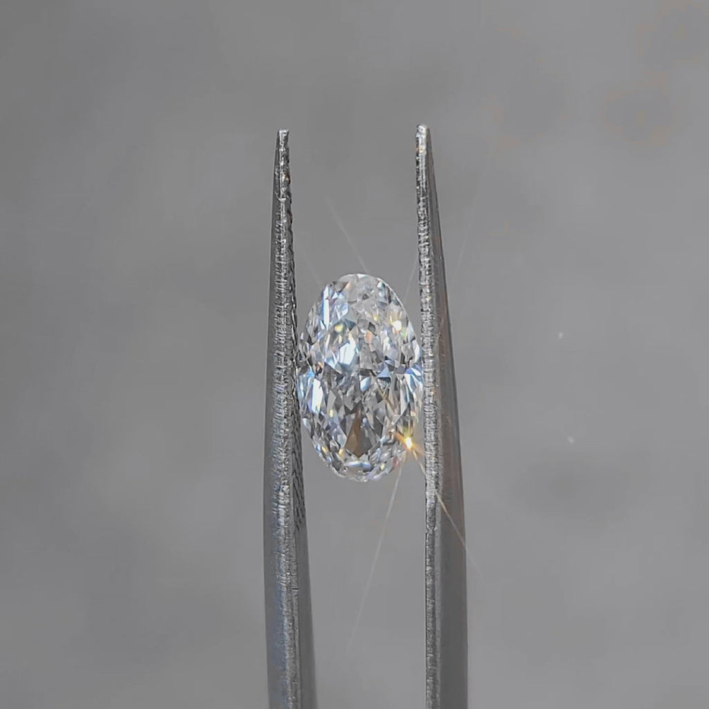"Sunlight video showing 1.590ct oval cut diamond's excellent proportions"