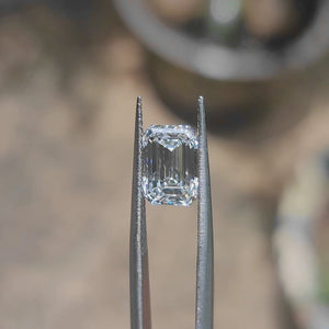 Outdoor video showcasing 3.01ct emerald diamond's clean lines