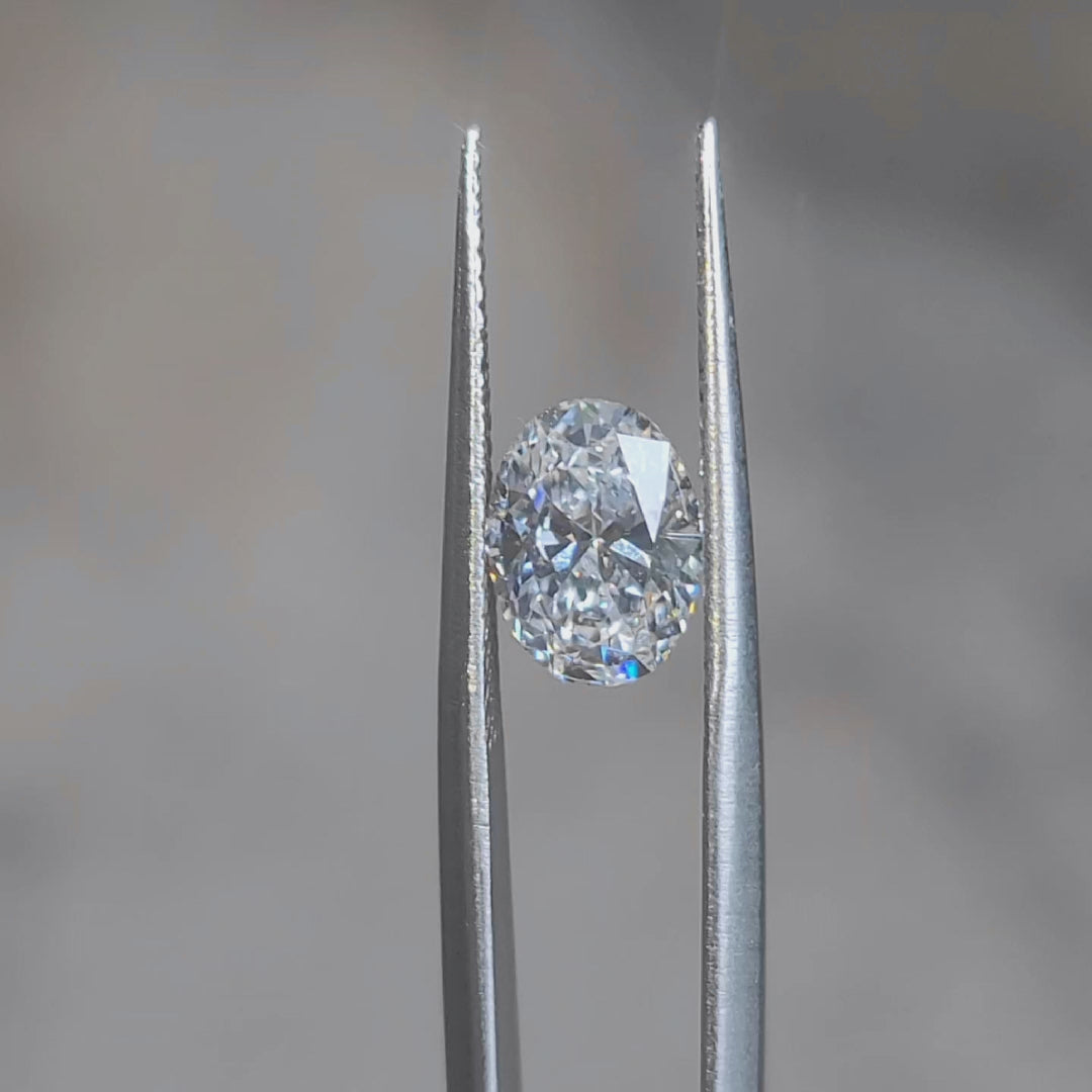 Natural light video of 1.696ct oval cut's excellent proportions and E color