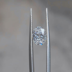 Natural light video of 1.696ct oval cut's excellent proportions and E color