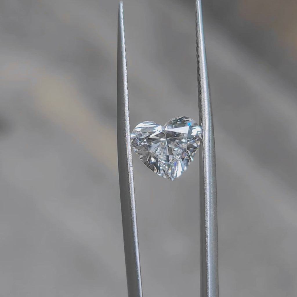 Sunlight video of 2.52ct heart diamond's symmetrical facets